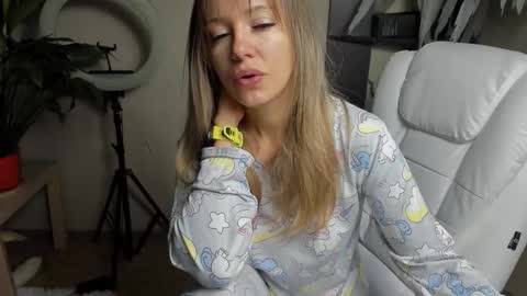Snapshot of foxy_blond chatting on September 18, 12:25 am Foxy online show from September 18, 12:25 am