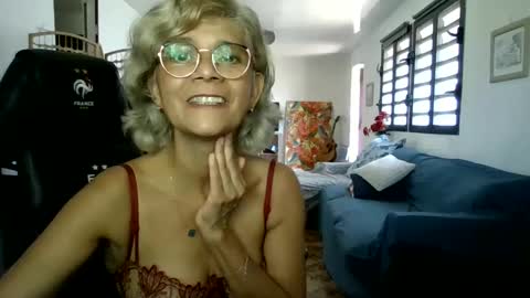 Snapshot of francelune chatting on January 7, 10:11 am francelune online show from January 7, 10:11 am