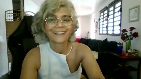 Snapshot of francelune chatting on December 9, 5:29 am francelune online show from December 9, 5:29 am
