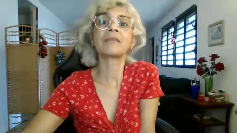 Snapshot of francelune chatting on December 9, 1:45 pm francelune online show from December 9, 1:45 pm
