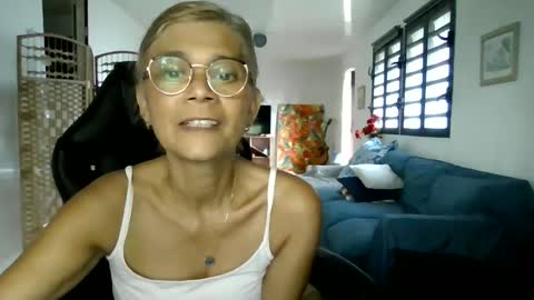 Snapshot of francelune chatting on January 7, 2:08 pm francelune online show from January 7, 2:08 pm