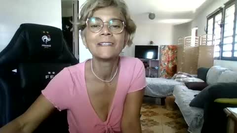 Snapshot of francelune chatting on March 11, 7:14 am francelune online show from March 11, 7:14 am