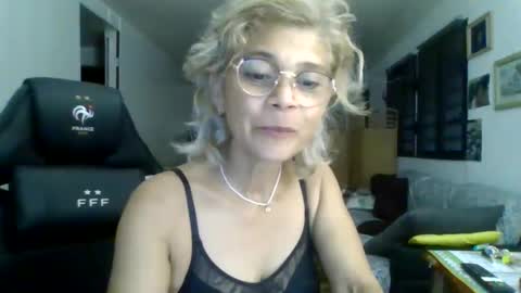 Snapshot of francelune chatting on March 11, 2:51 pm francelune online show from March 11, 2:51 pm