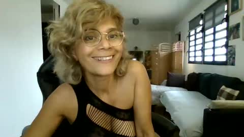 Snapshot of francelune chatting on February 22, 1:02 pm francelune online show from February 22, 1:02 pm