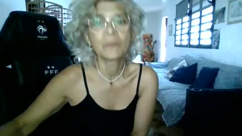 Snapshot of francelune chatting on January 17, 1:13 pm francelune online show from January 17, 1:13 pm