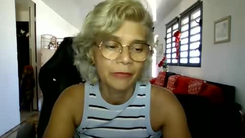 Snapshot of francelune chatting on December 23, 11:04 am francelune online show from December 23, 11:04 am