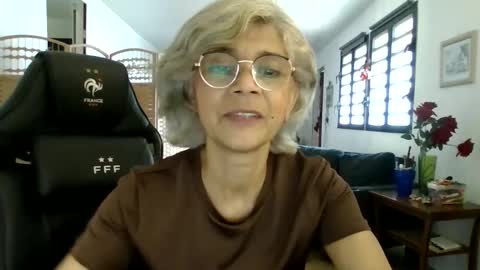 Snapshot of francelune chatting on December 7, 4:15 am francelune online show from December 7, 4:15 am