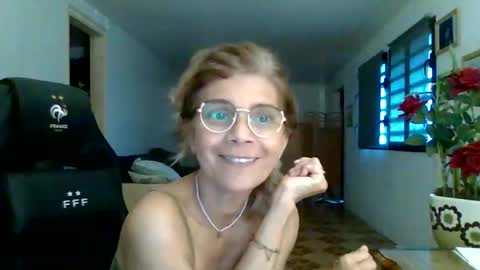 Snapshot of francelune chatting on September 18, 1:26 pm francelune online show from September 18, 1:26 pm