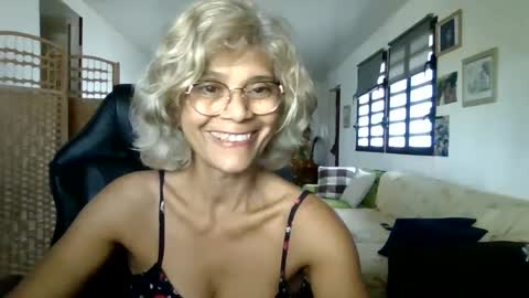 Snapshot of francelune chatting on February 3, 12:57 pm francelune online show from February 3, 12:57 pm