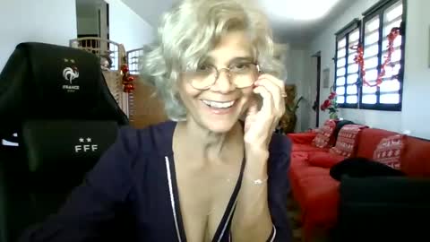 Snapshot of francelune chatting on December 22, 8:05 am francelune online show from December 22, 8:05 am