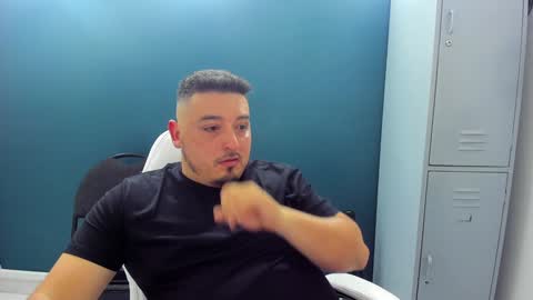 Snapshot of francoisroy chatting on December 23, 3:50 am Juan online show from December 23, 3:50 am