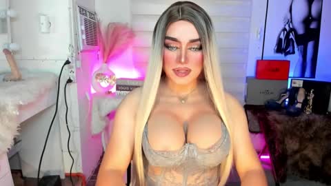 Snapshot of freya_lovestocum chatting on September 17, 2:37 am Miss Frea online show from September 17, 2:37 am