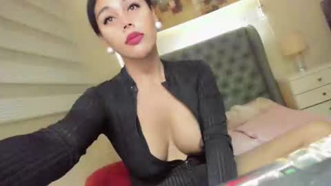 Snapshot of girl_in_ur_dreams chatting on December 29, 7:43 pm urGIRL online show from December 29, 7:43 pm