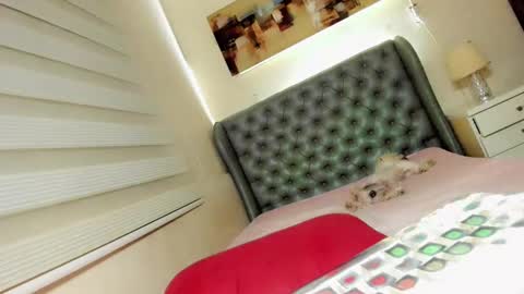 Snapshot of girl_in_ur_dreams chatting on December 26, 2:05 pm urGIRL online show from December 26, 2:05 pm