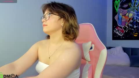 Snapshot of glimmer_goddesss chatting on September 17, 8:29 am glimmer_goddesss online show from September 17, 8:29 am