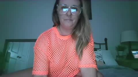Snapshot of golden_buns chatting on September 14, 5:10 am golden_buns online show from September 14, 5:10 am