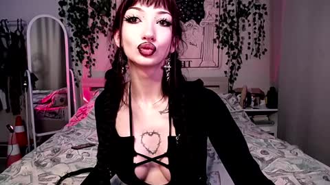 Snapshot of gothdesss chatting on December 29, 12:20 am online show from December 29, 12:20 am