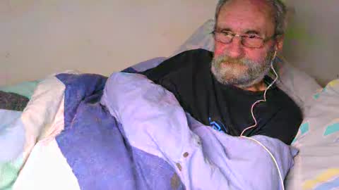 Snapshot of grandpa_mark chatting on February 5, 4:06 am Mark online show from February 5, 4:06 am