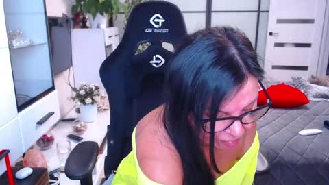 Snapshot of hairypussygranny chatting on December 2, 9:19 am Monika online show from December 2, 9:19 am