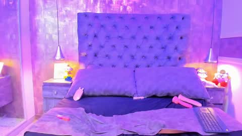 hannahvianey online show from September 11, 1:56 pm
