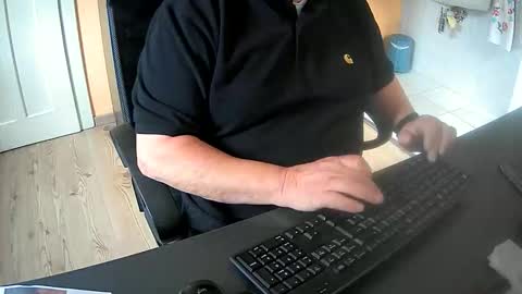 Snapshot of hardy3251 chatting on September 17, 2:31 pm hardy3251 online show from September 17, 2:31 pm