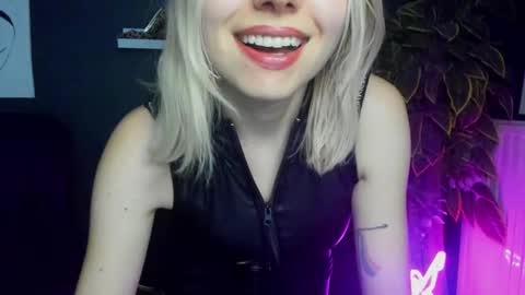 Snapshot of heidi_pleasure chatting on February 24, 8:49 am Heidi online show from February 24, 8:49 am