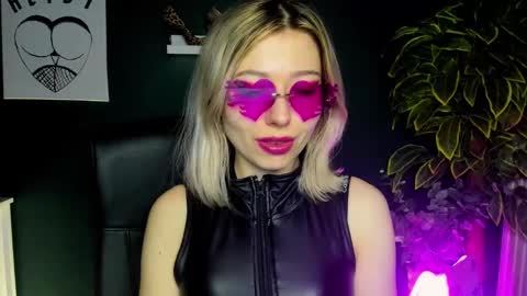 Snapshot of heidi_pleasure chatting on February 6, 7:45 am Heidi online show from February 6, 7:45 am