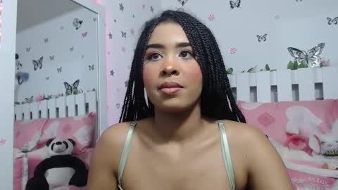 Snapshot of hela_sexy_xx chatting on December 3, 5:15 am hella online show from December 3, 5:15 am