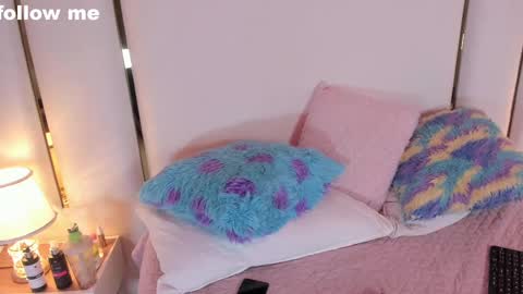 Snapshot of hillary_uckerman_ chatting on February 21, 10:48 pm Hillary online show from February 21, 10:48 pm