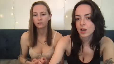 HoneyBeeXx69 online show from March 7, 3:40 am