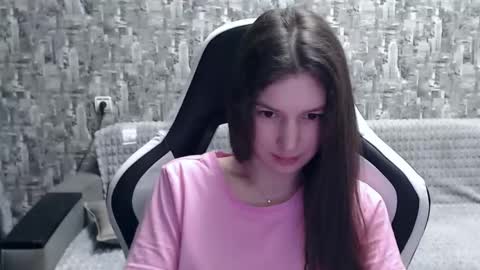 Snapshot of honeyynancyy chatting on December 17, 12:43 pm Nancy online show from December 17, 12:43 pm