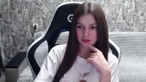 Snapshot of honeyynancyy chatting on December 5, 1:22 pm Nancy online show from December 5, 1:22 pm