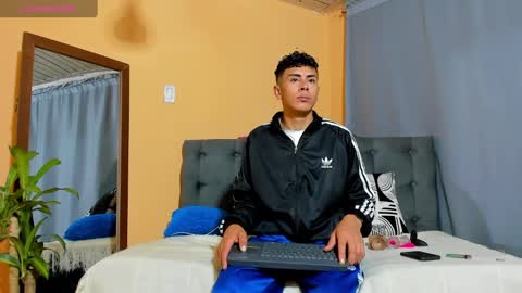 hot_twinks83 online show from March 6, 10:30 am