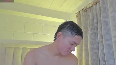 Snapshot of iamjulian_ chatting on February 6, 11:09 am Juliiiiian online show from February 6, 11:09 am