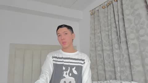 Snapshot of iamjulian_ chatting on February 13, 11:17 am Juliiiiian online show from February 13, 11:17 am