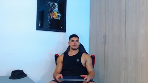 Snapshot of ian_hammer chatting on December 14, 5:47 pm I A N -- H A M M E R online show from December 14, 5:47 pm
