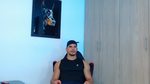 Snapshot of ian_hammer chatting on December 21, 9:15 pm I A N -- H A M M E R online show from December 21, 9:15 pm