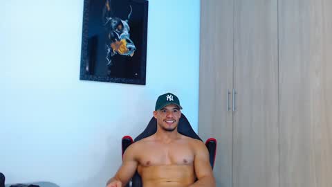 Snapshot of ian_hammer chatting on December 15, 8:47 pm I A N -- H A M M E R online show from December 15, 8:47 pm