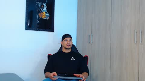 Snapshot of ian_hammer chatting on January 4, 1:42 am I A N -- H A M M E R online show from January 4, 1:42 am