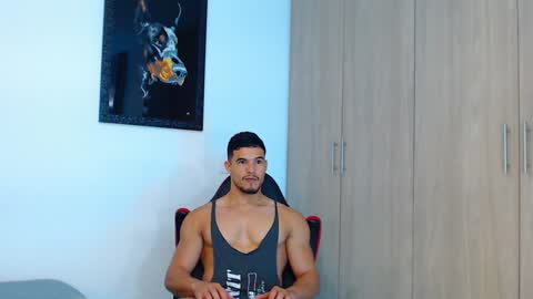 Snapshot of ian_hammer chatting on December 19, 10:53 pm I A N -- H A M M E R online show from December 19, 10:53 pm