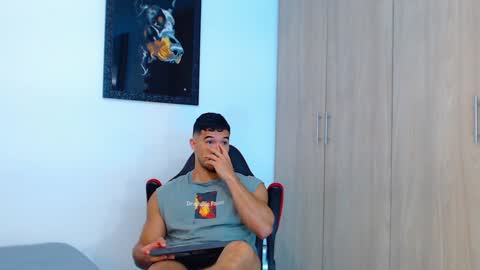 Snapshot of ian_hammer chatting on December 13, 6:59 pm I A N -- H A M M E R online show from December 13, 6:59 pm