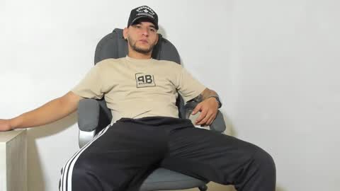 Snapshot of iandygrasso chatting on February 12, 12:33 pm iandygrasso online show from February 12, 12:33 pm