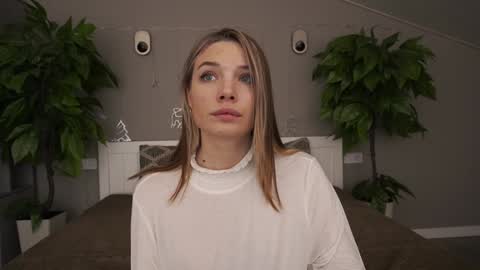 Danielle online show from January 18, 2:44 pm