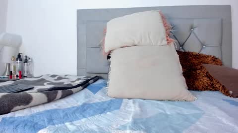 Snapshot of idaly_lovepussy chatting on September 17, 10:46 pm idaly online show from September 17, 10:46 pm