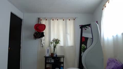 Snapshot of inocentheaven chatting on December 12, 12:33 pm Celeste online show from December 12, 12:33 pm