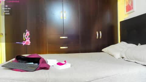 Snapshot of irirs_sex chatting on March 1, 12:01 pm IrisVianca online show from March 1, 12:01 pm