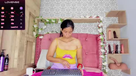 Snapshot of iris_charlotte chatting on February 24, 12:16 pm Hot Charlotte online show from February 24, 12:16 pm