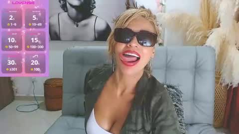 Snapshot of isabelhot1 chatting on February 15, 12:59 am Isabel online show from February 15, 12:59 am