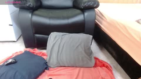 issa_km online show from February 28, 6:43 am