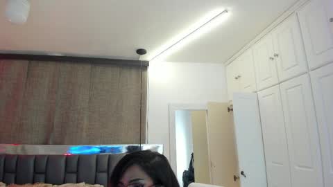Snapshot of isseymz chatting on February 10, 6:42 am Iseey online show from February 10, 6:42 am